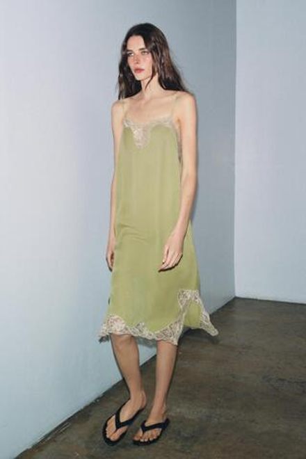 ZARA АТЛАСНОЕ ПЛАТЬЕ С КРУЖЕВОМ — ZW COLLECTION, ФИСТАШКОВЫЙ