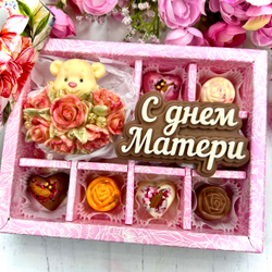 Шоколадный набор "С Днём Матери. Мишки на велике": фигурка и 5 конфет ручной работы