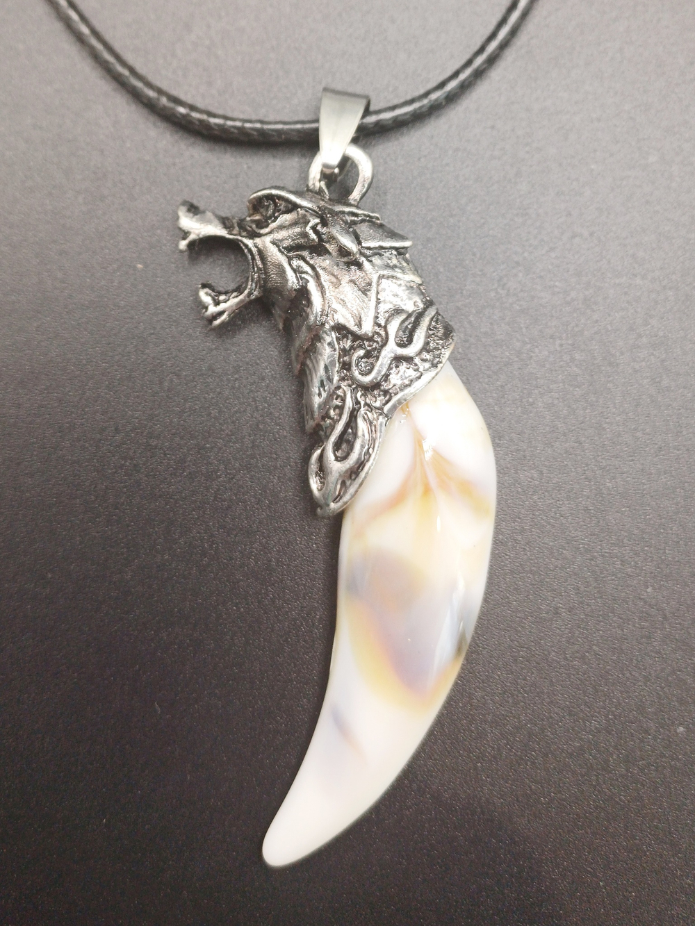 Кулон Клык. Серебристый волк