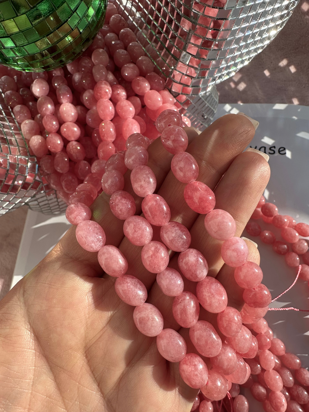 Нить бусин из тонированного кварца 8-8,5мм (галтовка)