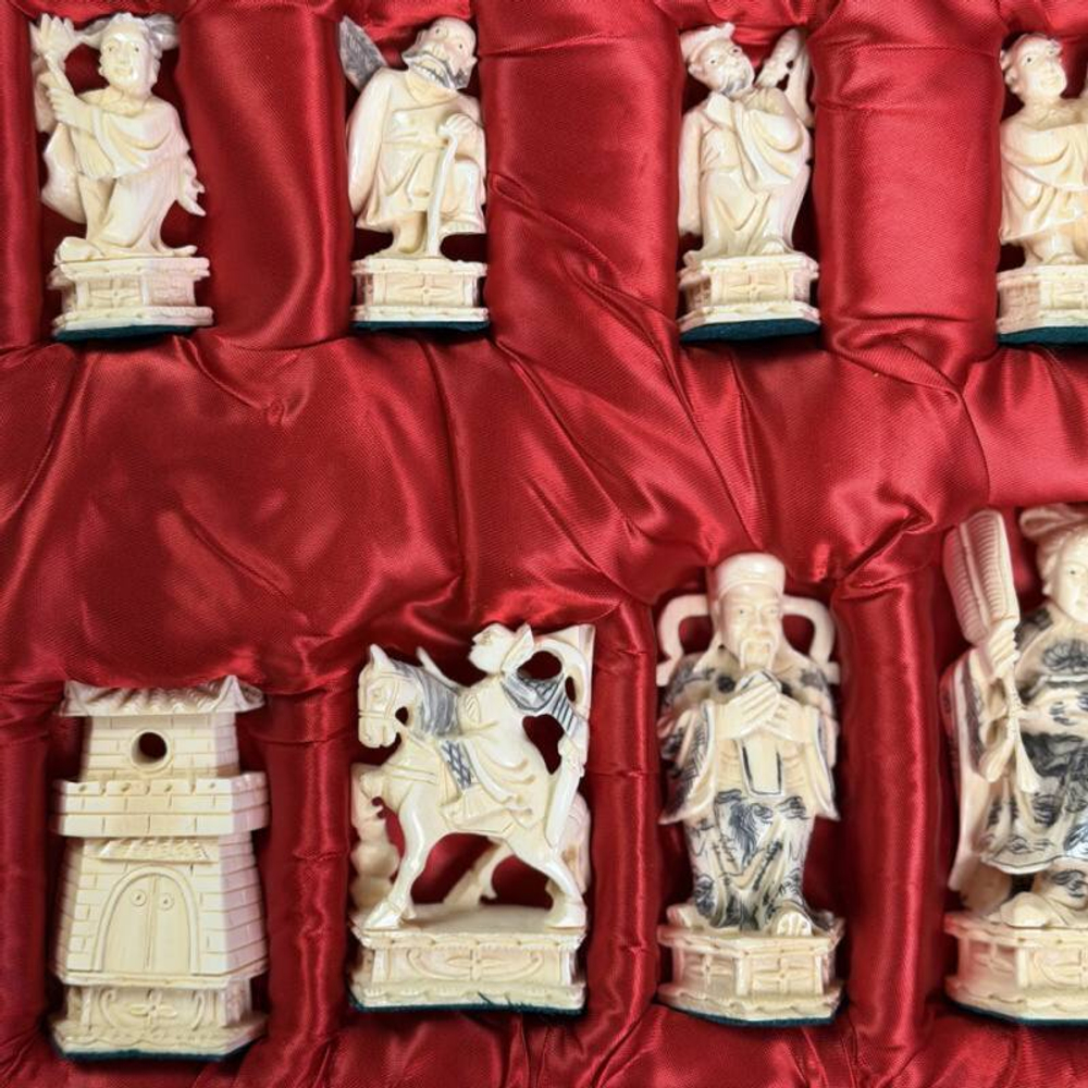 Резные шахматы из слоновой кости