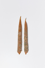 Оранжевая свеча среднего размера