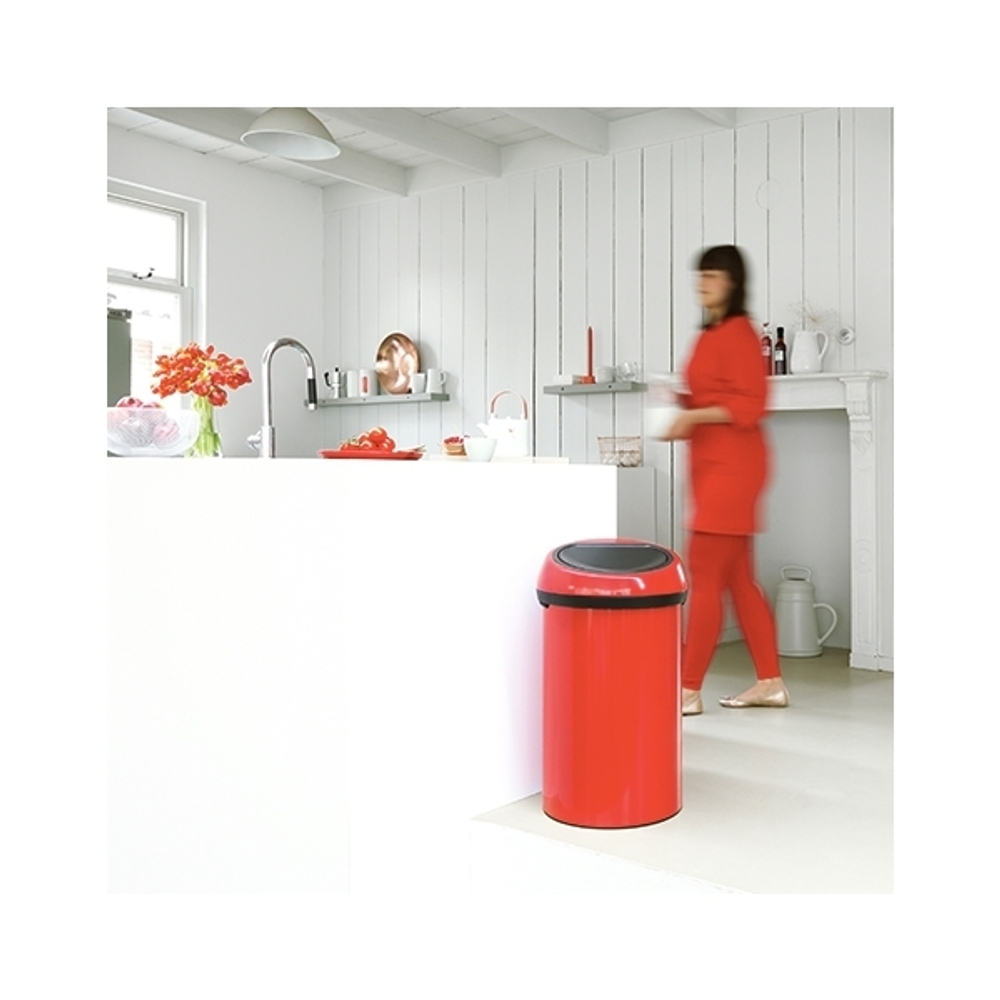 Ведро для мусора Brabantia Touch Bin красное 60л общий вид