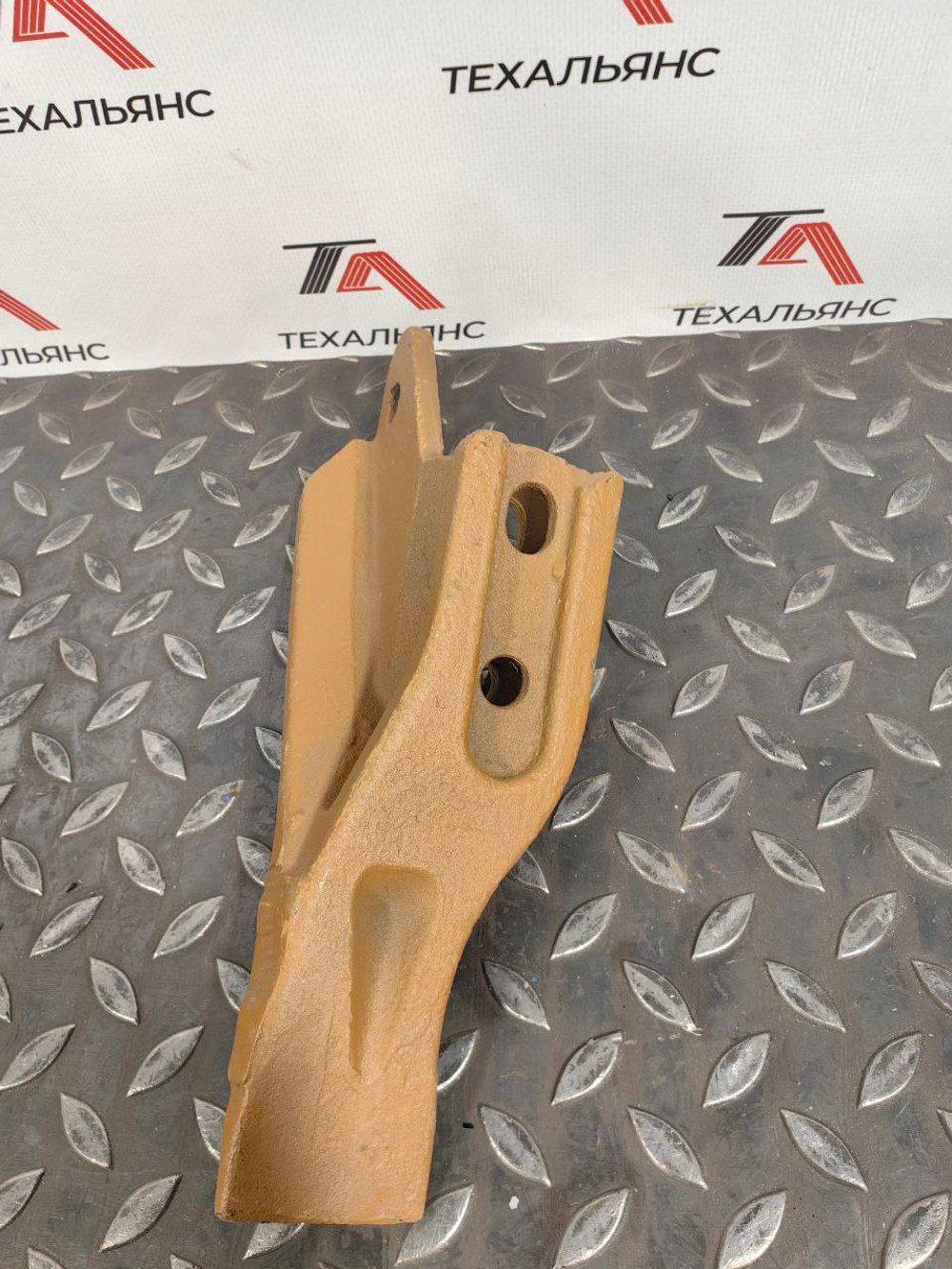 Зуб болтовой боковой правый E11 R