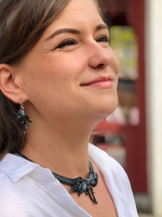 Колье "Бантик" ручной работы из бисера и кристаллов Swarovski