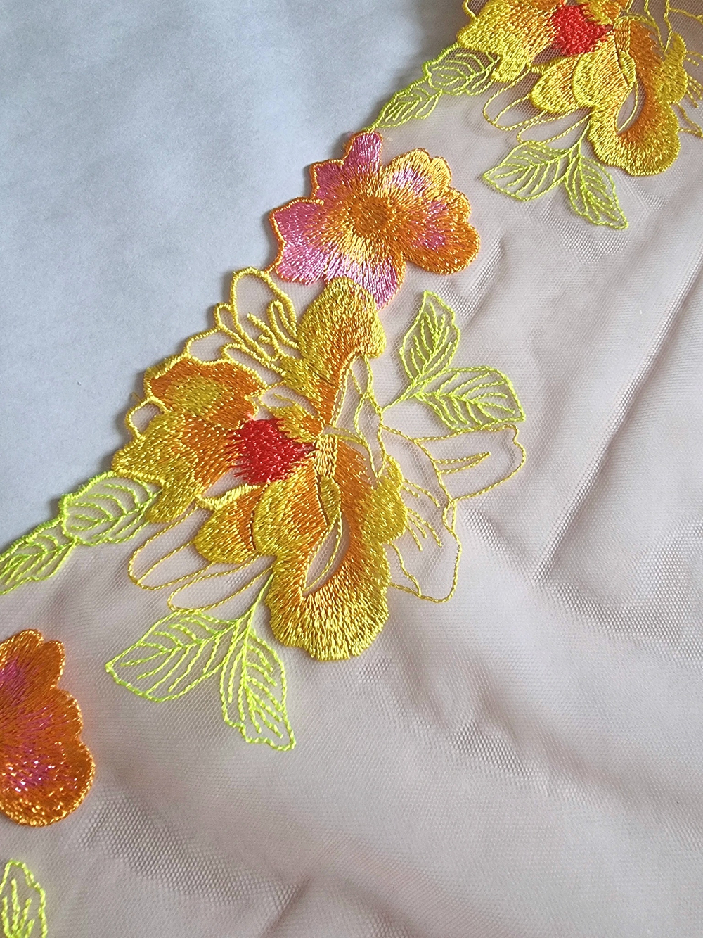 Вышивка на сетке с жёлто-оранжевыми цветами К216 правая