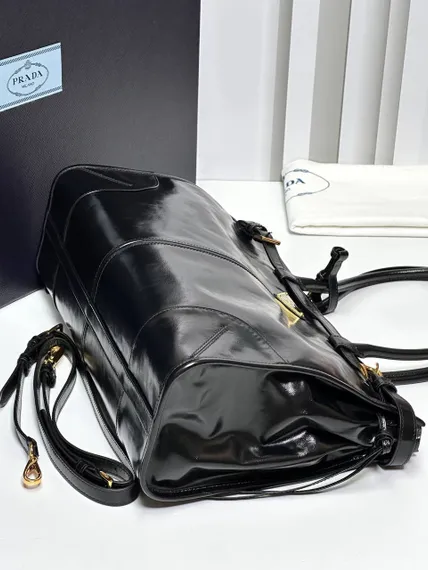 Кожаная большая сумка Prada Bonnie