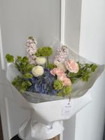 Букет сборный из гортензии, вибурнума, хелеборуса, диантусов и хризантемы