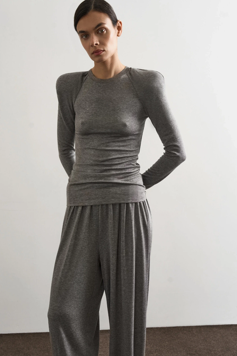 Лонгслив с акцентным плечом Layer