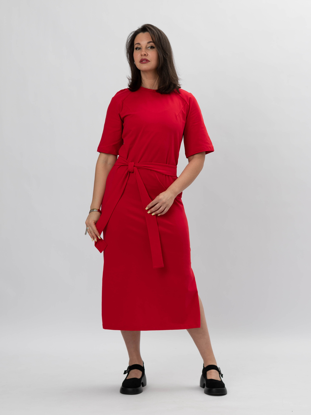 Платье спортивное с разрезами и поясом