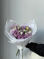 Букет из лизиантуса и кустовой маттиолы