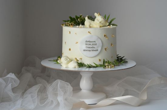 Торт с олененком из шоколада бело-золотой с зеленью на День Рождения №1064