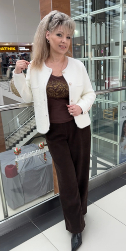 Белый, теплый жакет на пуговицах