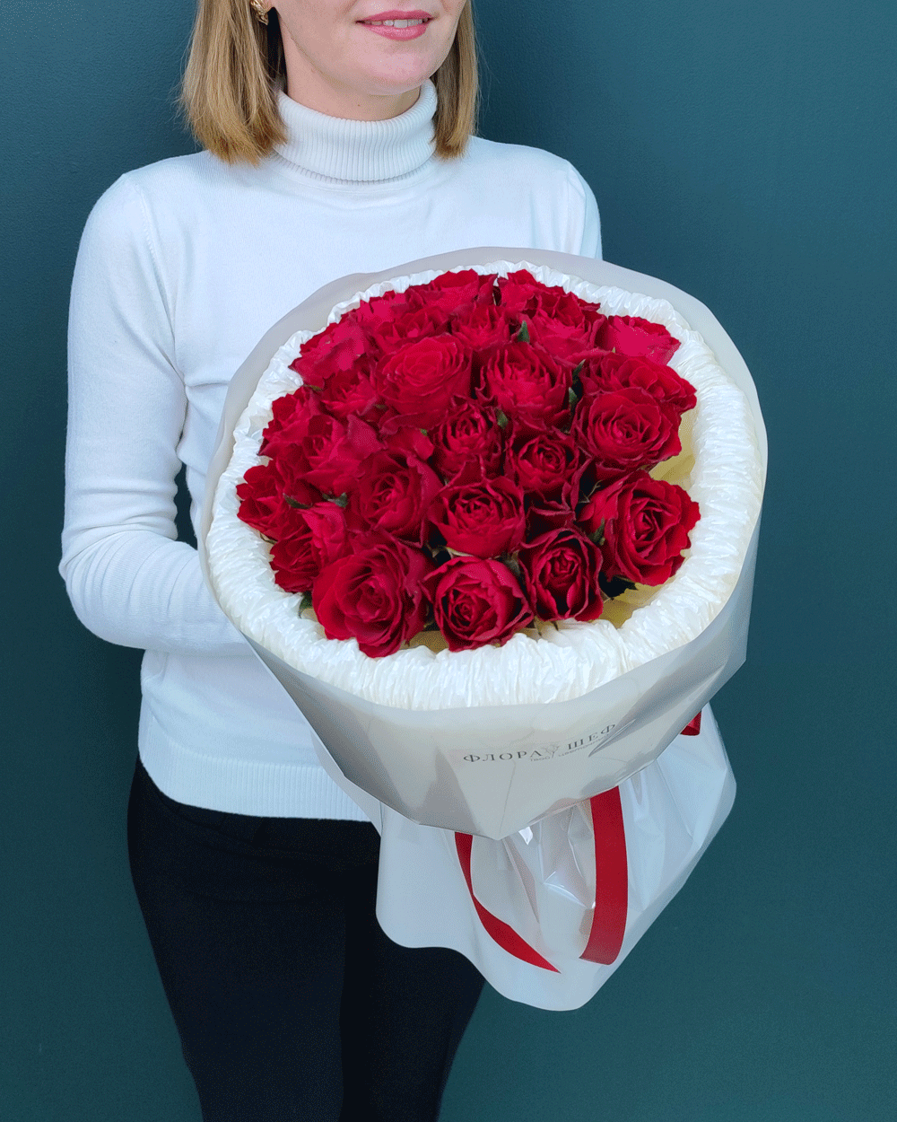 Букет 25 красных роз в стильной упаковке(00326)