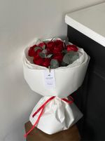 Букет из красных ранункулюсов и эвкалипта