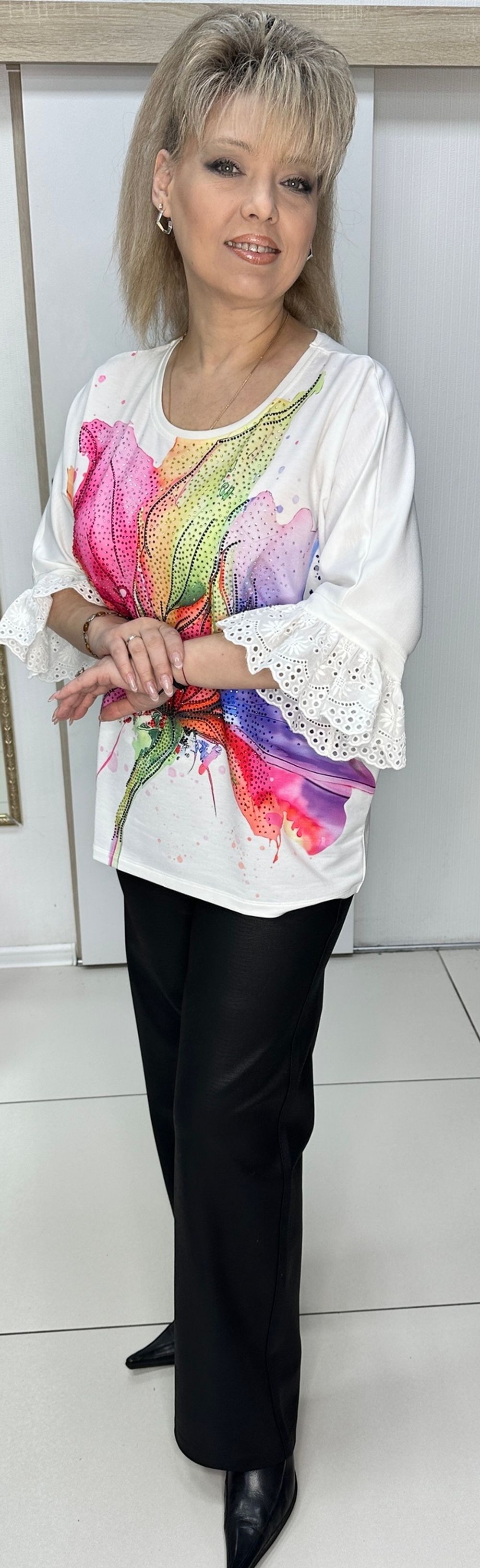 Белый комбинированный блузон со стразовым цветным принтом