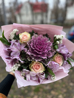 Букет с брассикой и розами