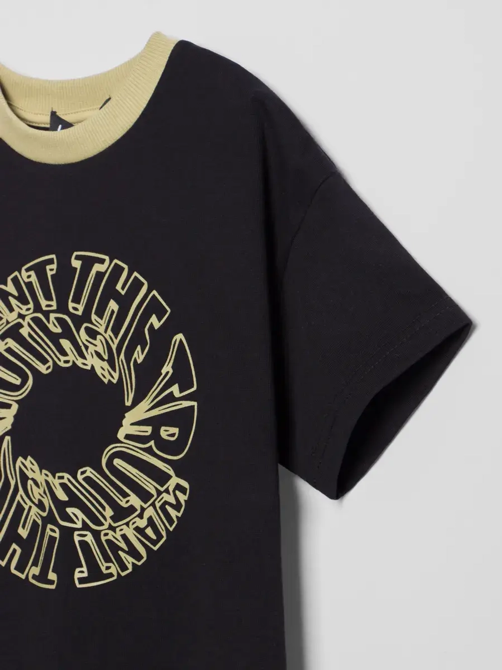 Черная футболка для мальчика в школу