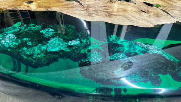 Журнальный столик из карагача с корой