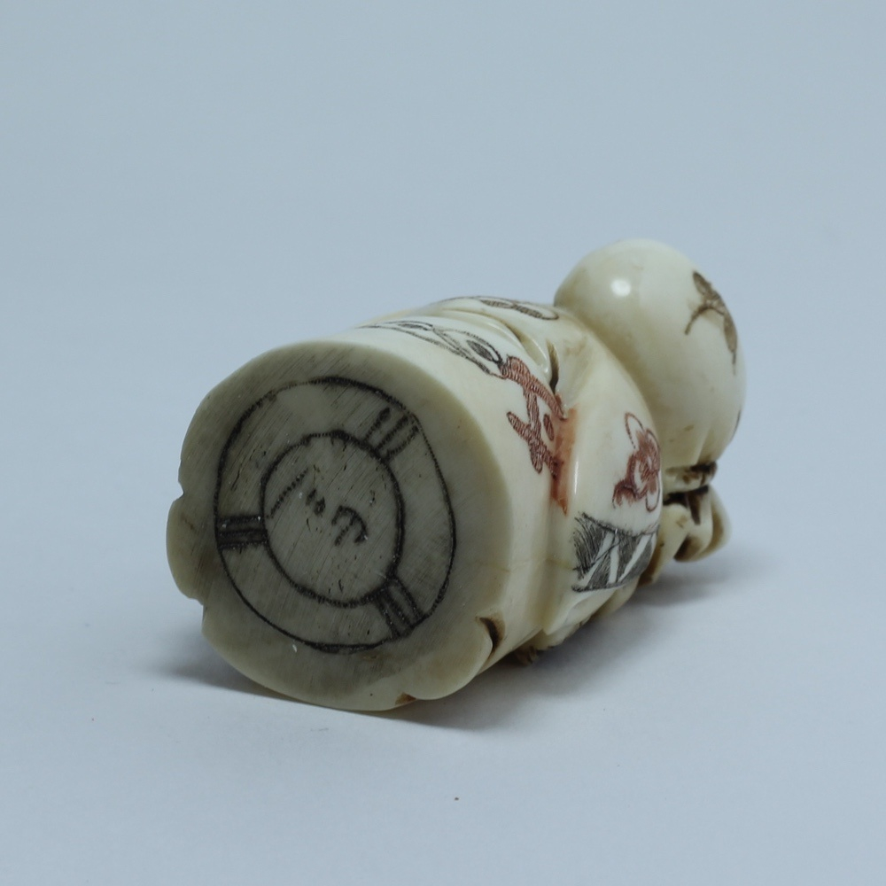 Нэцкэ Фукурокудзю с веером и мешком риса через плечо