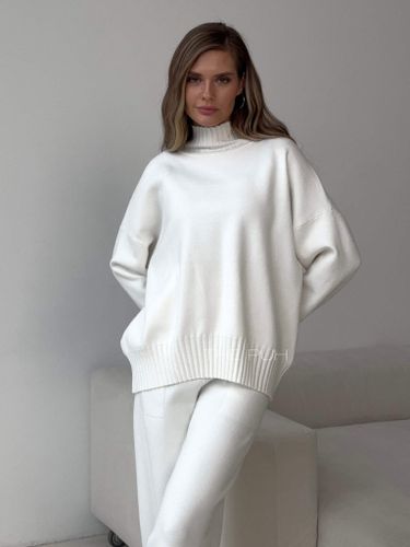 Белый трикотажный костюм из шерсти и вискозы