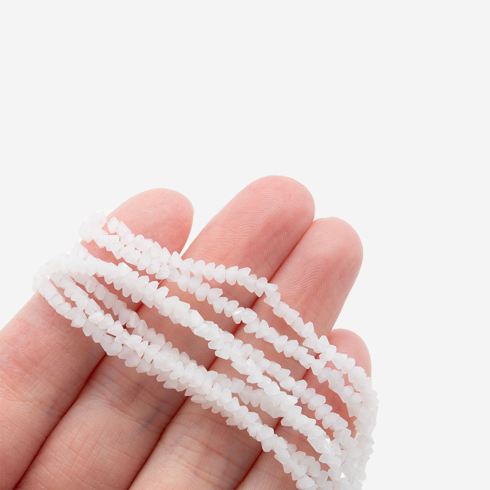 Хрустальные бусины в форме треугольника, оттенок "Опаловый белый", 2,5*3мм