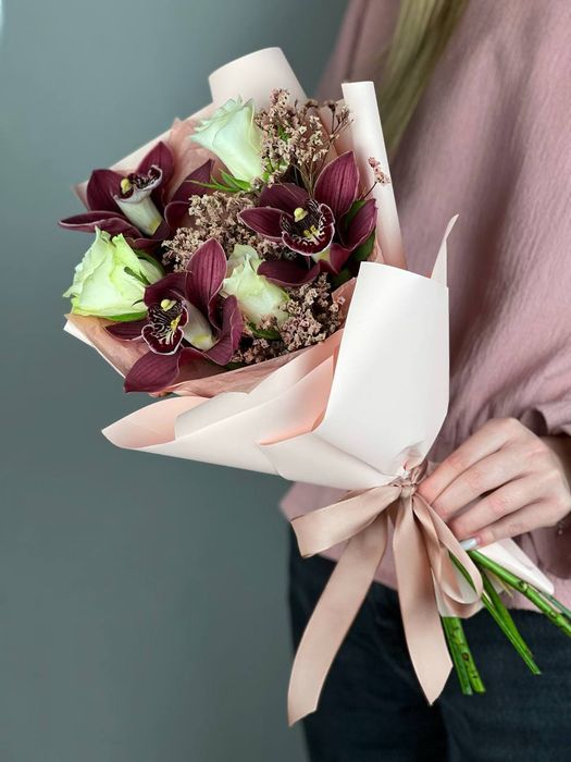 Букет-комплимент из роз и орхидеи, с добавлением сухоцветов