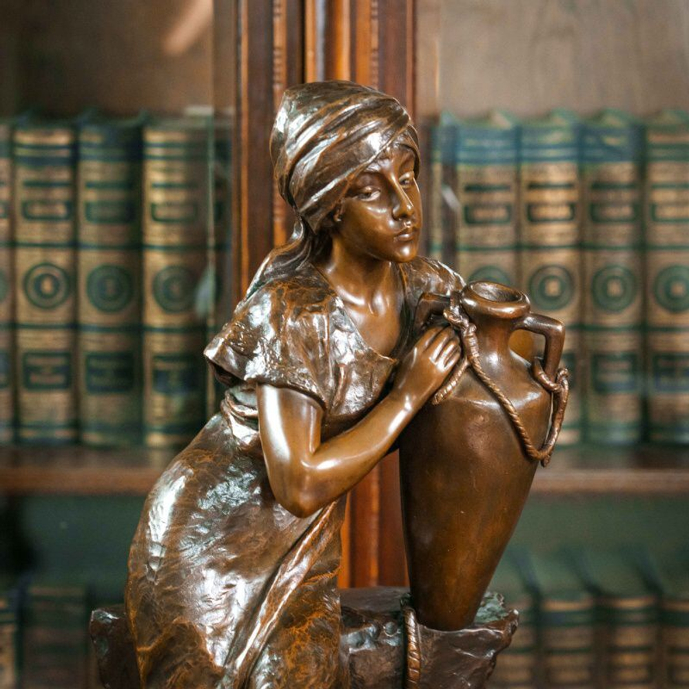 Бронзовая скульптура «Ребекка у колодца»/ «REBECCA AU PUITS»