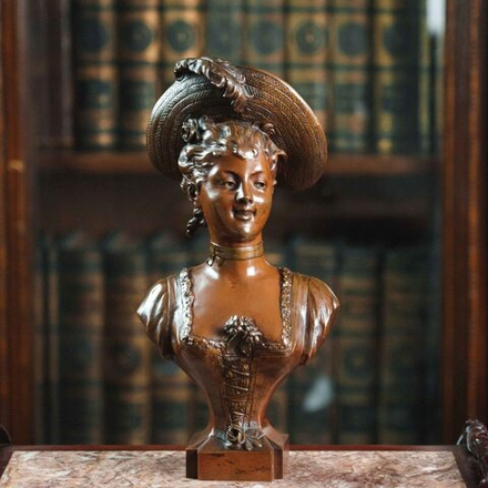 Бюст девушки в шляпке