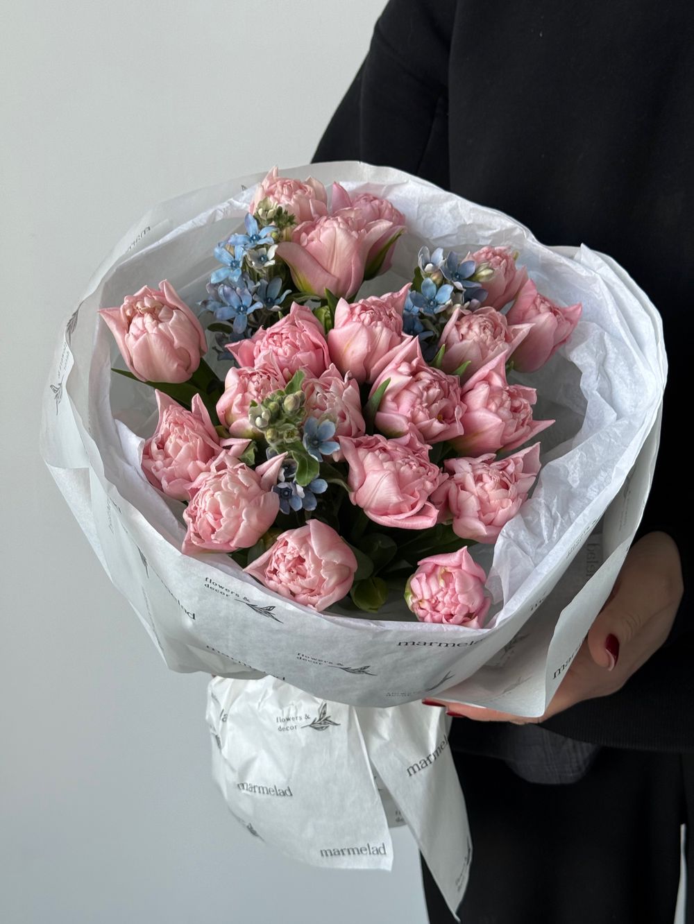 Букет из 19 розовых пионовидных тюльпанов и голубого оксипеталума