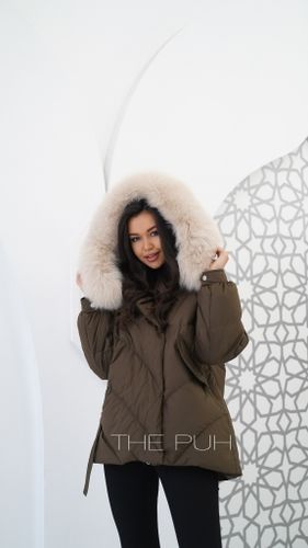 Короткий коричневый пуховик с меховым капюшоном