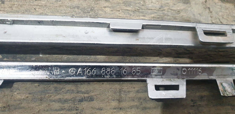 Молдинг решетки радиатора правый верхний Mercedes ML GLE (W166) 15-18 Б/У Оригинал A1668881685