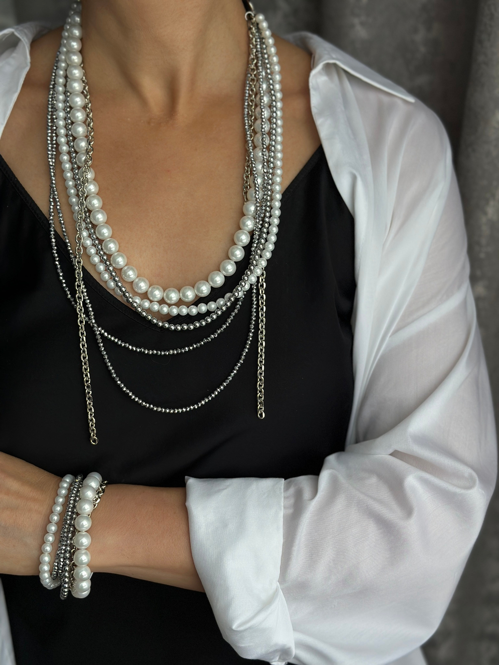 Браслет "Glam" из белого жемчуга, венецианского стекла и гематита, застежка из натур. кожи