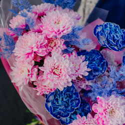 112. Стильный синий букет с розовой хризантемой