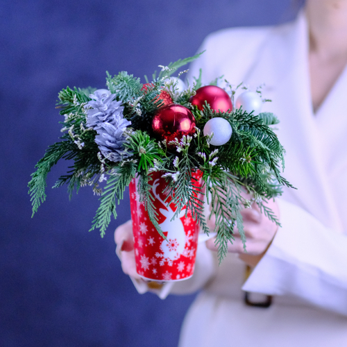 Купить Яркая новогодняя композиция #691 с еловыми ветками в кружке