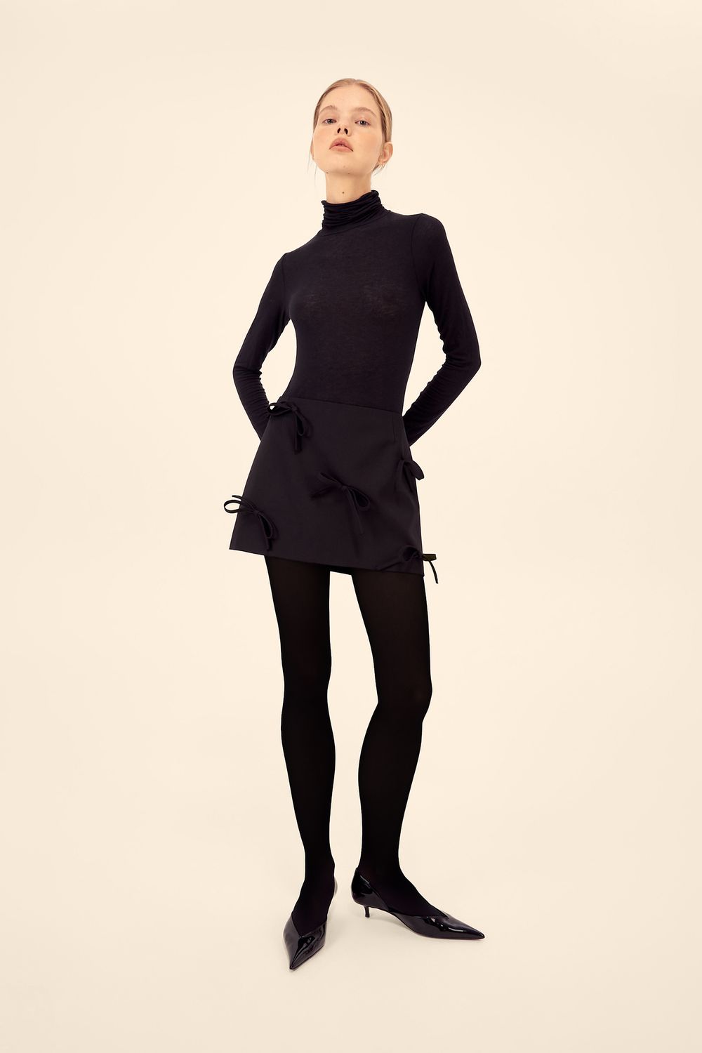 Юбка мини (И сбоку бантик), черная