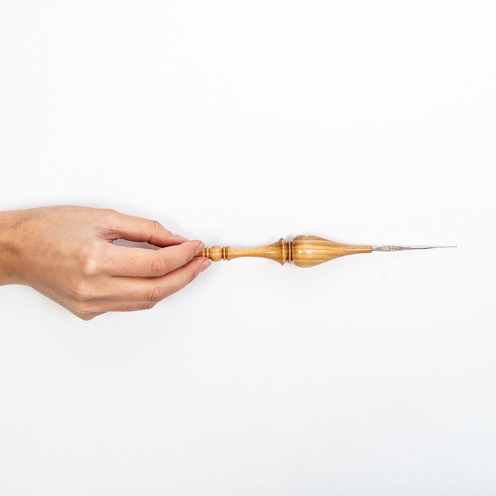 Железный крючок для вязания с деревянной ручкой из рябиной размером 1.0 мм. K131