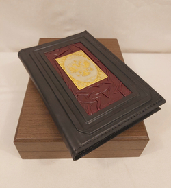 Ежедневник "Герб РФ" (златоустовская гравюра) из натуральной кожи со съемной обложкой в футляре