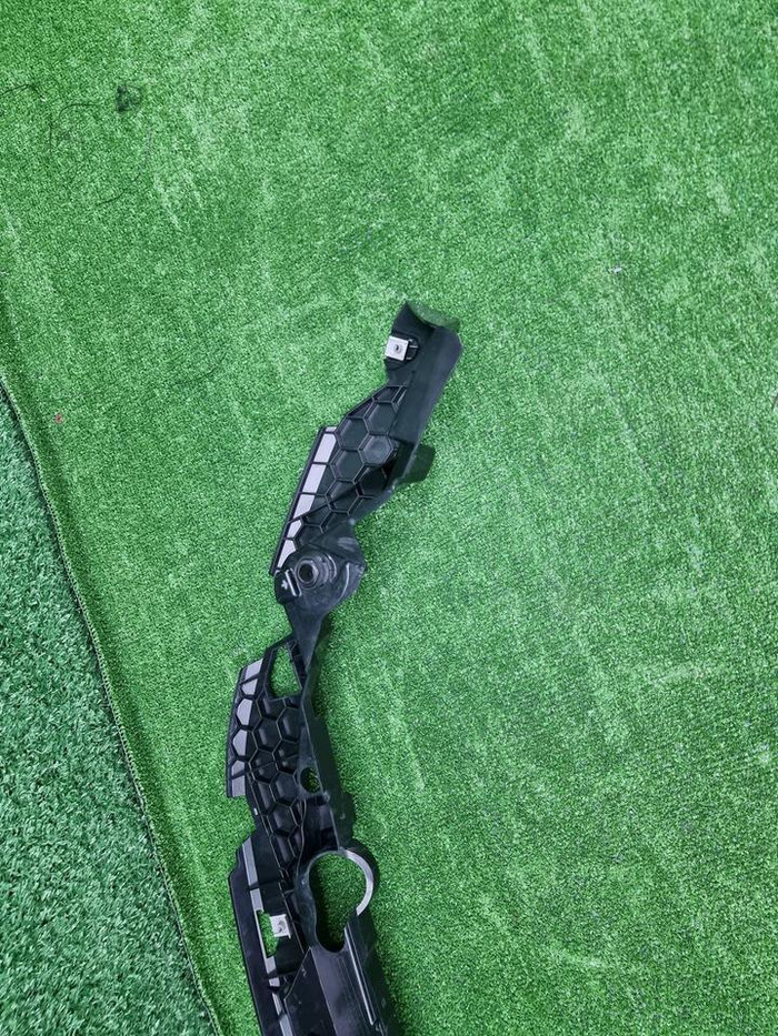 Кронштейн переднего бампера BMW 7er G70 (2022-н.в)