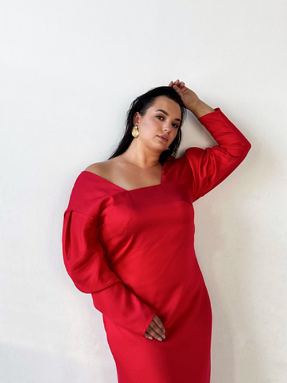 Красное платье с объемными рукавами