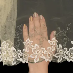 Вышивка на сетке желтая светлая (правая) 22 см