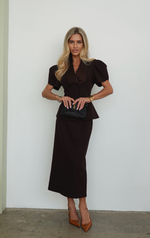 Костюм с приталенным жакетом и атласны воротником