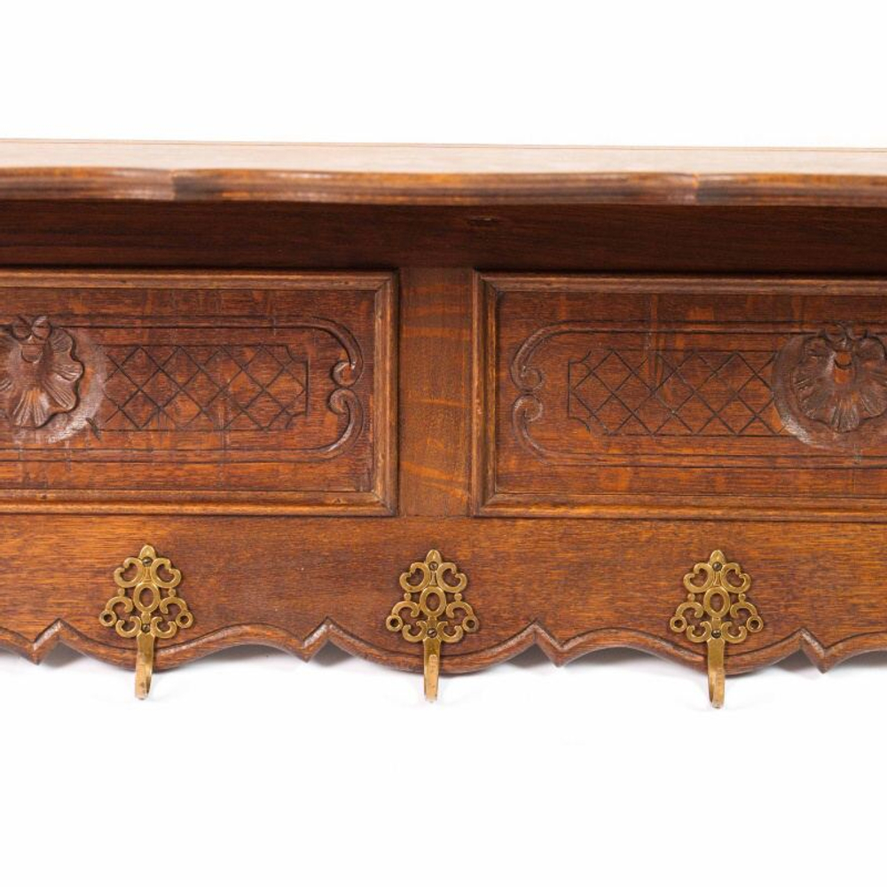 Настенная вешалка с полкой и резными панелями в классическом стиле