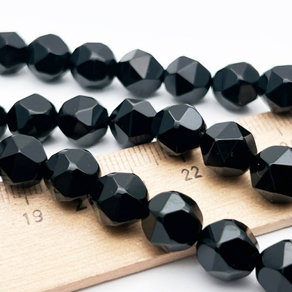 Халцедон тонированный бусины, крупная огранка, цвет черный, размер около 10,2-10,4 мм, цена за 9 бусин (1/4 нити)