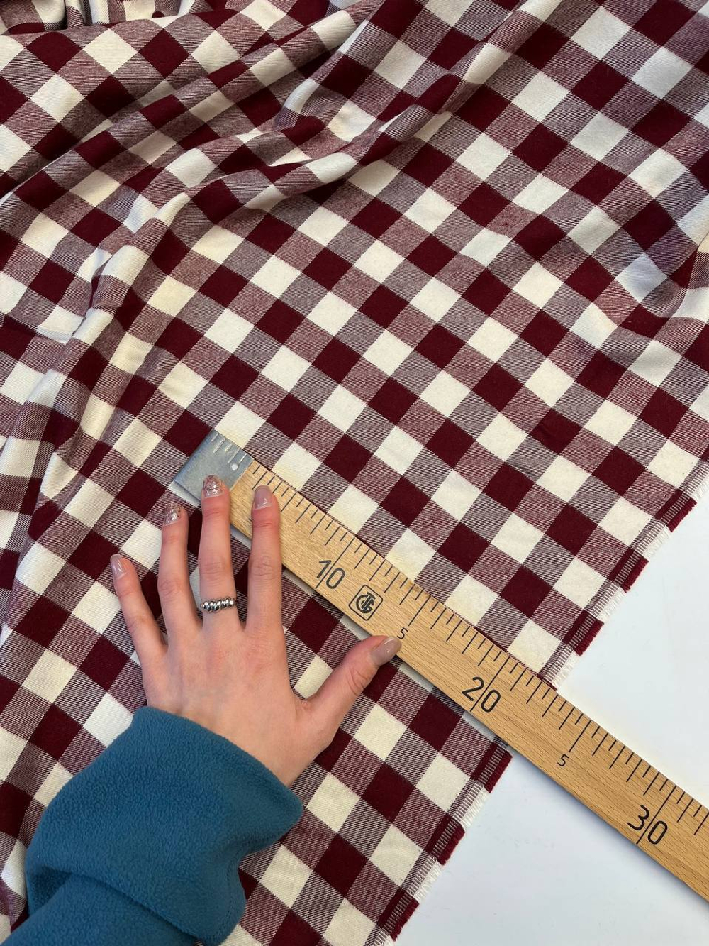 Вискоза в бело-вишневую клетку