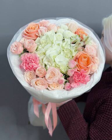 Авторский букет с белой гортензией