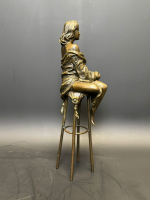 Бронзовая статуэтка «Девушка на стуле»