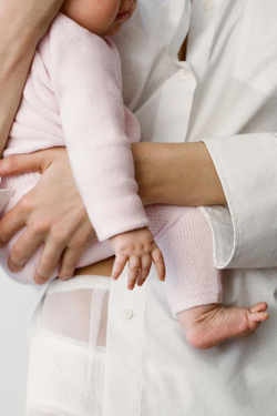 ZARA ТРИКОТАЖНЫЕ БРЮКИ С ЦВЕТОЧНЫМ ПРИНТОМ, ЦВЕТ РОЗОВОГО ДЕРЕВА