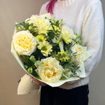 Букет из кремовых чайных пионовидных роз, альстромерий, кустовой хризантемы с декоративной бабочкой