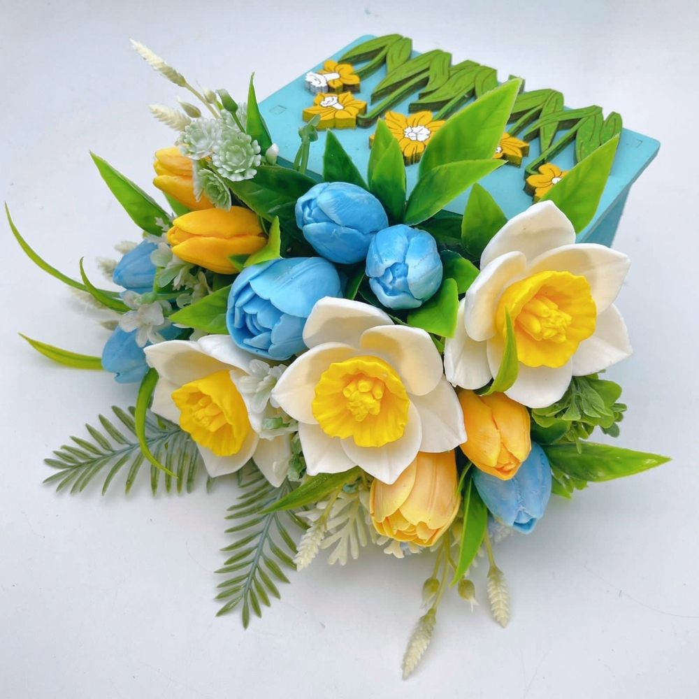 Букет из мыла "Море нарциссов, бирюзовый бокс"